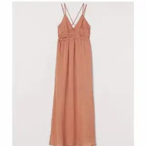 Säljer denna så fina orange långklänning som e perfekt till sommaren! Jättefint skick 