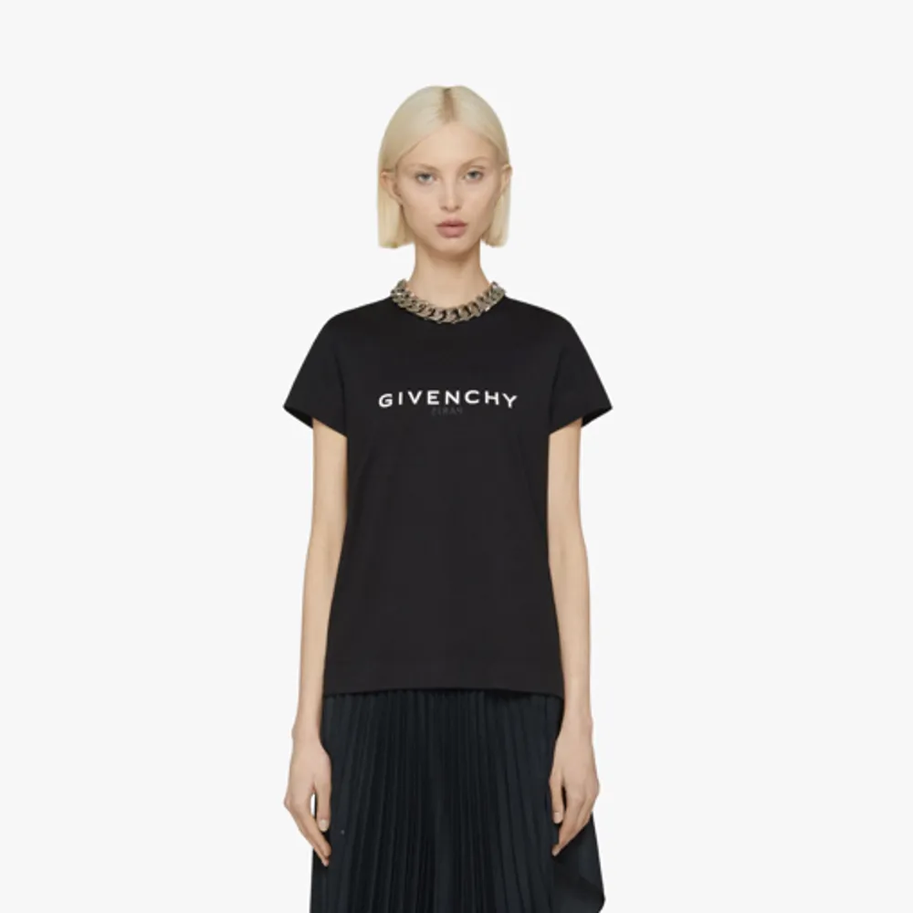 Super nice T-shirt ifrån Givenchy! Nypris c.a 6000kr❤️. T-shirts.