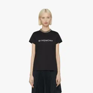 Super nice T-shirt ifrån Givenchy! Nypris c.a 6000kr❤️