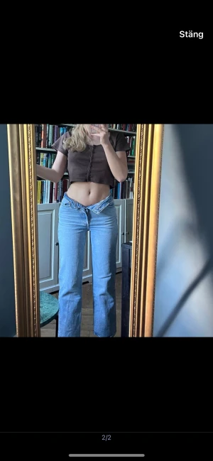 Levis jeans - Jätte fina Levis jeans som knappt är använda. Passar nog dig som är XS och är max 160 lång om du vill att de ska gå över skon. Jag sprättat dem nertill för att de skulle bli lite längre.  Hör av dig för frågor ☺️
