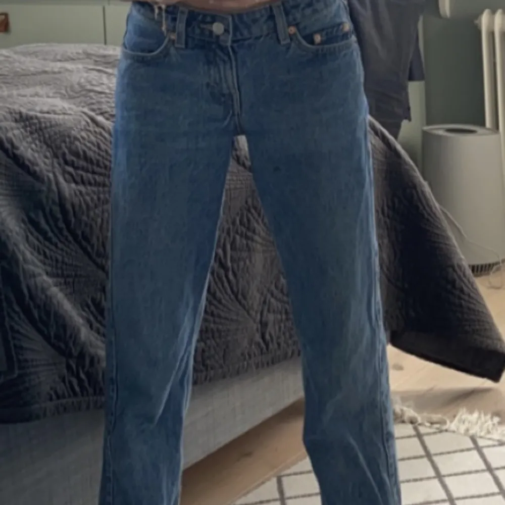 Weekday jeans i modellen low arrow.  Super snygga men har tyvärr blivit för korta för mig nu. Väl använda! Buda gärna och skriv om du har någon fråga🥰. Jeans & Byxor.