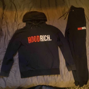 Hoodrich tracksuit - Hoodrich tracksuit i mycket fint skick. Kontakta för mer bilder eller frågor. Det går att köpa tröjan och byxorna separat. Isåfall kontakta för pris. 