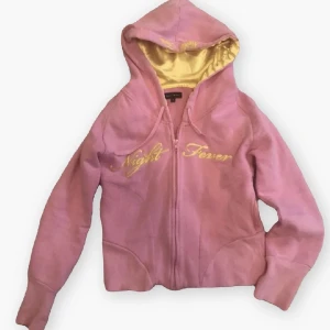 Rosa zip up  - rosa zip up med gult i luvan, M men passar xs ❣️har gjort ett drop med liknande plagg för bra priser så checka in min profil! 