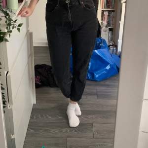 Svarta ankle jeans från Zara. Köpt för något år sen. Använda men fortfarande väldigt fina. Storlek 38