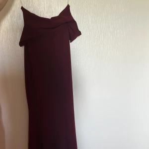 Aftonklänning/Balklänning - Säljer nu denna vackra vinröda aftonklänning då den ej kommer till användning! Strl M men passar perfekt för de med större storlek då den har otrolig stretch! Lång klänning och framhäver kroppen snyggt! Går snyggt över axlarna! Kan gå ner i pris!