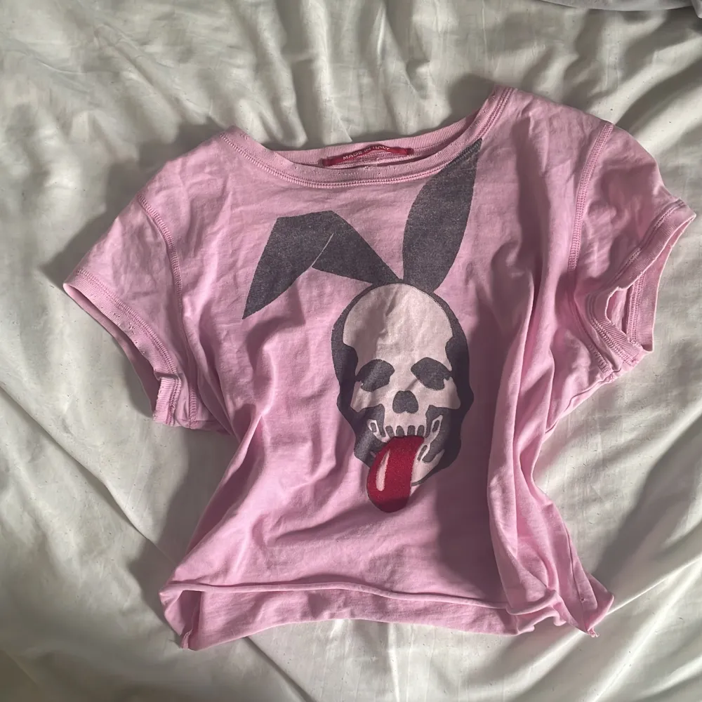 Säljer Playboy tröja jag köpte här på Plick🩷jag själv har bara testat den💕. T-shirts.