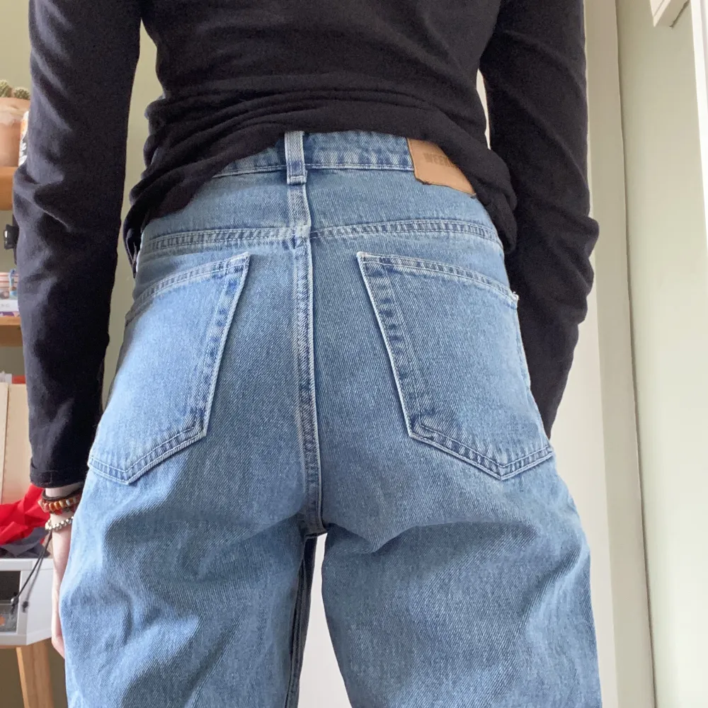 Ljus blå högmidjade jeans från weekday. Modellen är rowe. Ny pris 590kr. Jeans & Byxor.