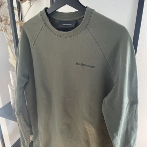Peak Performance Sweatshirt  - Tröja från Peak Performance i storlek M, sparsamd använd.