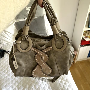 Handväska - Skitsnygg väska som passar till många tillfällen och outfits! Även väldigt rymlig