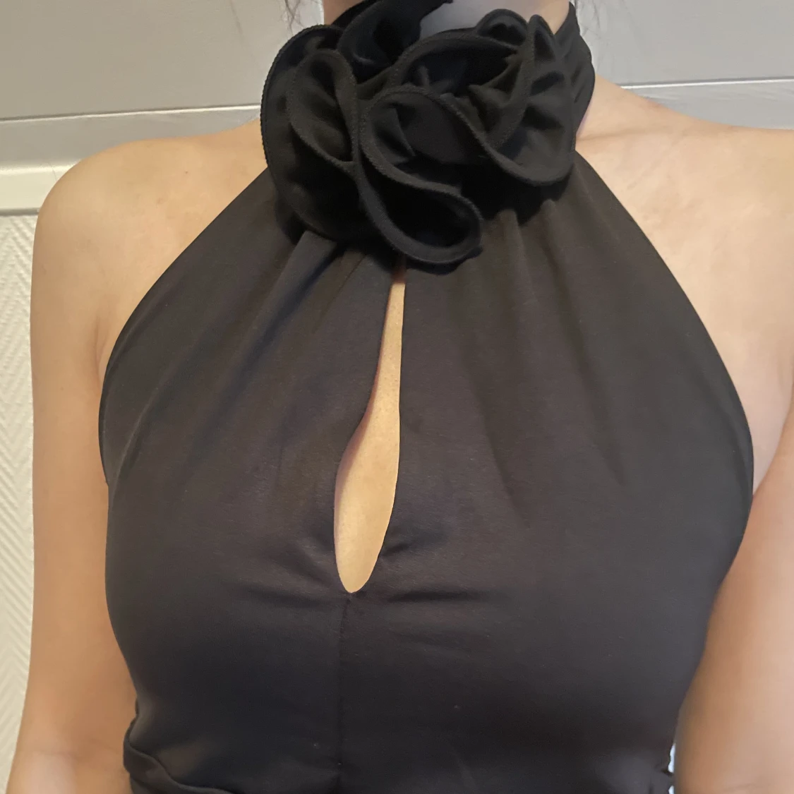 Svart body med blomdetalj. Aldrig använd, kommer mer prislappen  - 91