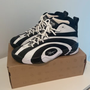 REEBOK SHAQNOSIS - Reebok Shaqnosis från 2020 Knappt använda, inga creases eller slitage. Sjukt cool färg från Shaquille O’Neal, riktigt cool retro remake