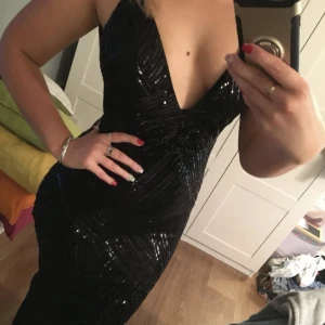 Balklänning!  - Svart superfin balklänning som sitter på otroligt fint.  Öppen rygg, inlägg vid brösten, glittrar så fint. Aldrig använd endast testad med lapparna kvar. Nyskick och väldigt bra kvalite🖤