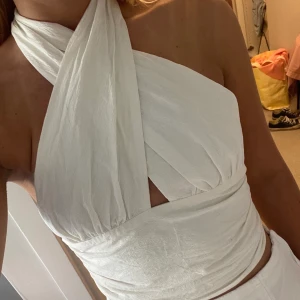 Zara topp - Så fin topp från Zara, storlek S (resår i bak). Vit halterneck eller korsad (går att ha båda). Fint skick! 