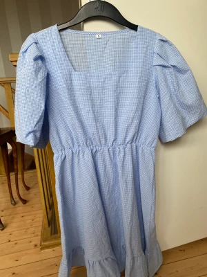 Blå söt sommarklänning  - En ljusblå sommarklänning med puffärmar. En så fin sommarklänning i tunt men inte genomskinligt material som tyvärr inte passar mig. Köpt på Shein. Är i storlek S. Pris kan diskuteras!