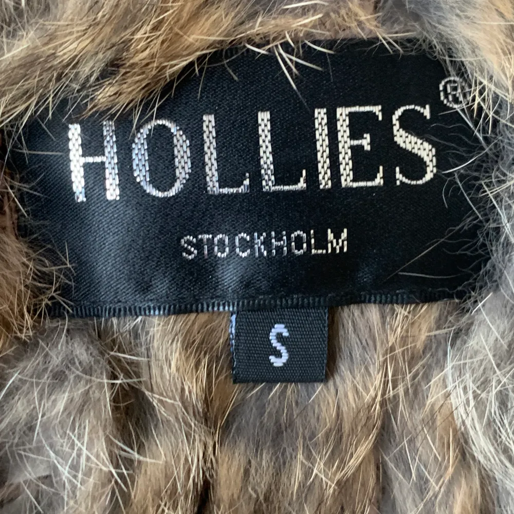 Säljer denna Hollies Stockholm pälsväst, kolla 3 bilden för att se vilken del av pälsen saknas💗 Säljer för ett rimligt pris! . Tröjor & Koftor.