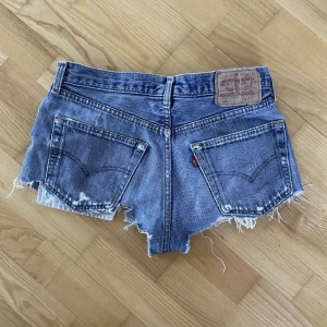 Levis jeans shorts - Assnygga jeans shorts från Levis! 🌼🌸Köpta second hand så väldigt ”vintage feel”. Korta och lågmidjade så perfekta till sommaren !