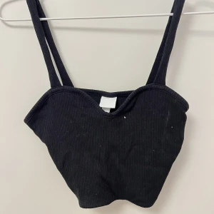 Topp H&M - Säljer denna topp från H&M då den aldrig kommer till användning, använd en gång. 