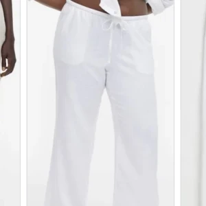 vita linnebyxor  - säljer mina jättefina populär vita linnebyxor från hm i storlek xs pga att när jag tvättade dem så blev det för korta för mig som är 164💞 kontaka privat för fler frågor 