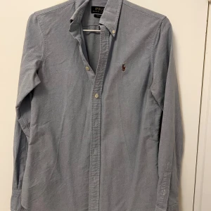 Ralph Lauren skjortor dam 3st  - Säljer dessa 3 skjortor från Ralph Lauren då de aldrig används. Använda Max 2 gånger vardera. Säljes i 3 pack.  Ordinariepris: 4500kr för alla 3.
