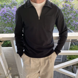 Woodbird half ziptröja - Super snygg woodbird halv ziptröja i svart färg som passar till allt. Använd väldigt fåtal gånger, nypris 900kr mitt pris 600kr men vid snabb affär kan priset sänkas🙌🏾🍾strl S!