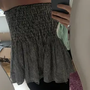 Så söt kjol ifrån New Look köpt via ASOS. Svartvit-rutig med resår i midjan. Den är även så fin att använda som en tubtopp!!! Är i storlek 34 (XS) och tyvärr inte kommit till användning så är i fint skick! Perfekt inför sommaren!❤️‍🔥❤️‍🔥frakt tillkommer