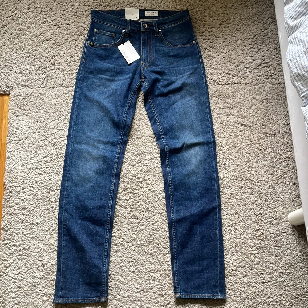 Ett par helt nya Tiger of Sweden Jeans som jag säljer då dem inte passade mig. Det är W30 och L32. Ordinarie pris är 1600 kr, mitt pris är 450 kr.. Jeans & Byxor.