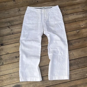 Linnebyxor - Vida linnebyxor som ej passade. Liten fläck på höger lår(se bild 3). Byxorna är ej gula ibak utan det är pågrund av bakgrunden. Kan skicka fler bilder/mått vid förfrågan. Står 33 på sorleken och skulle vilja säga storlek M.