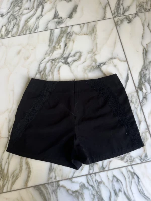Snygga shorts  - Super snygga shorts med spets, så fint till en stickad tröja nu på sommaren. Passade tyvärr inte mig, kan tyvärr inte visa bilder på. Spets där bak och fram 💘