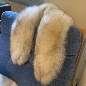 Päls - Rävpäls! Stor krage i perfekt skick, aldrig använts. så mjuk och lyxig den har massa fina detaljer och knipsar samt knappar så att den kan fästas på vilken jacka som helst