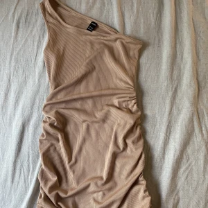 Klänning shein  - En fin klänning med dragsko från shein. Aldrig andvänd då färgen inte var min smak. Strl S. Skriv för frågor eller mer bilder🤩