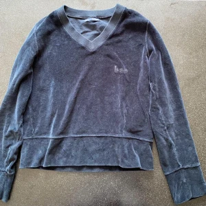 Svart tröja - En v-ringad svart tröja. 100% bomull, velour.