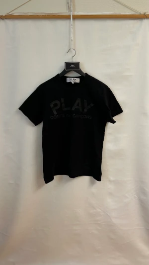 Cdg tröjja - Cdg tröjja i fint skick. Storlek M men sitter som S.