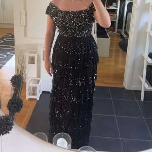 Bal klänning - Jättefin balklänning från maya deluxe aldrig använd. Går att ha off shoulder eller som vanligt. Likadan i ryggen som fram till💖ny pris är 2045kr