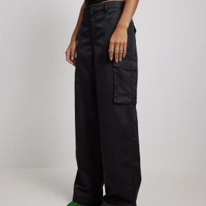 Cargobyxor - Cargobyxor i satin som aldrig kommit till användning. Lapparna är kvar. 🫶🏻