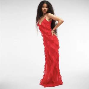 Säljer denna super fina röda klänning från Missguided då den va lite för stor. Helt oanvänd. Perfekt nu till sommaren🌼🌼 köpare står för frakt 🫶