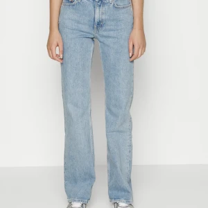 Weekday glow high - Sitter som midrised och en perfekt blå färg. Använt en gång