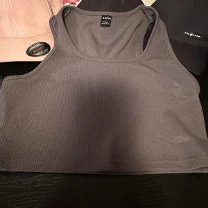 Kort linne  - Hej! Säljer nu mitt korta linne från SHEIN som är helt nytt. 