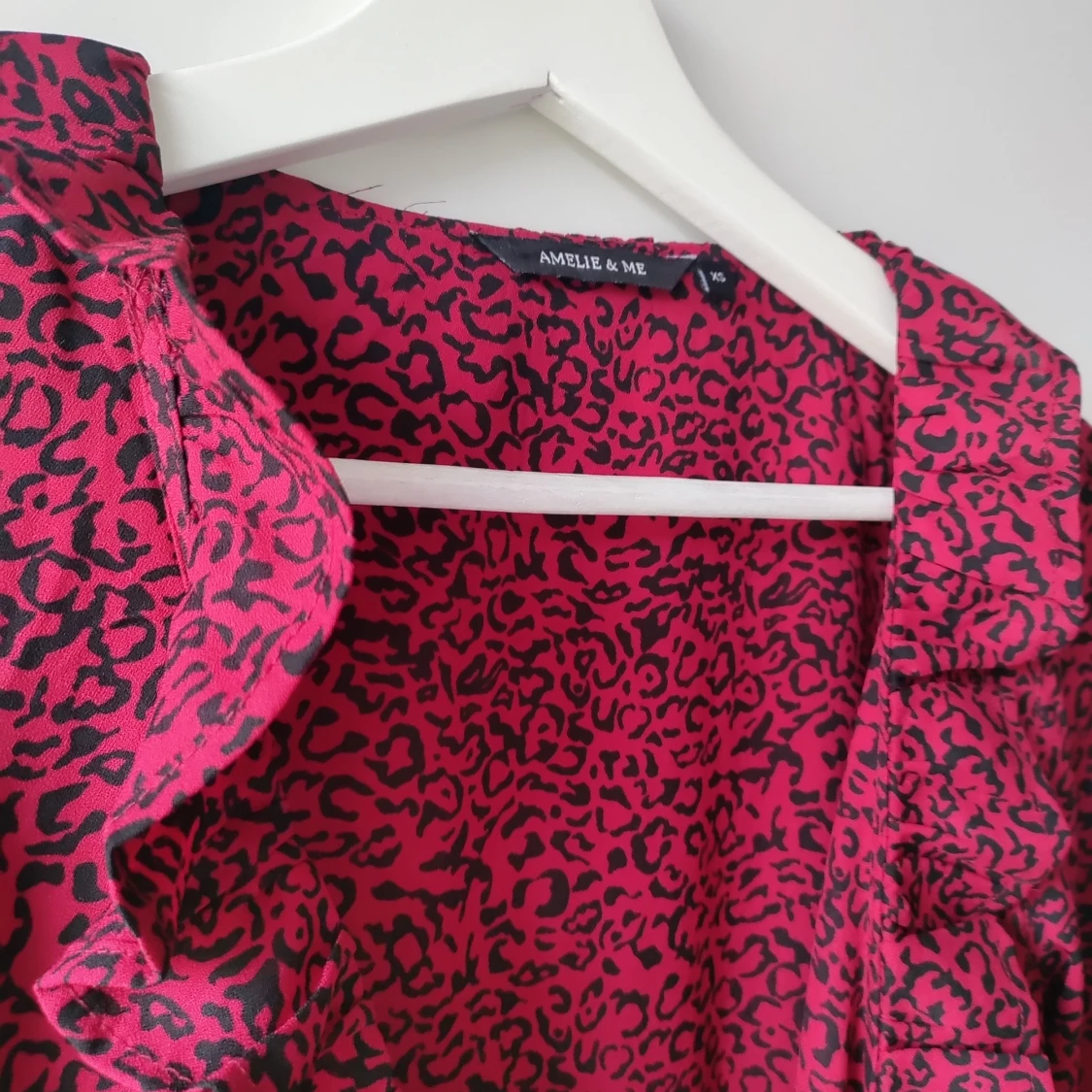 Röd leopardkläning med volanger - 90