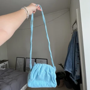 NA-KD Väska - Väska i en jättefin och somrig turkos färg!🤍Säljs för 100kr +frakt! ✨