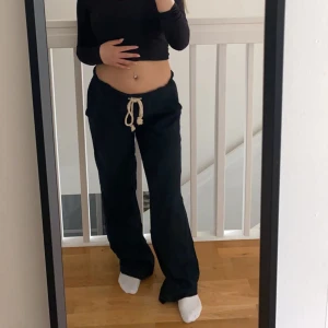 Roxy linnebyxor - Skit snygga Roxy linnebyxa! Köpt från en tidigare plick ägare och byxorna är uppspretade där nere för att lägga till några cm (inget som syns) men byxorna är i jätte bra skick. Innerbenslängd är 83 cm. Spegeln är fläckig inte byxorna<3