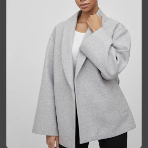 Kappa från Vila - Säljer min nästan oanvända kappa från Vila. Orginalpris 800kr! Storlek M, pris kan däremot disskuteras, vill bara bli av med den då jag rensar garderoben!