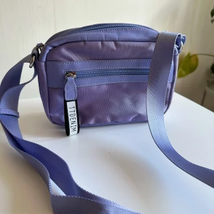 Lila väska - Lila väska köpt på Zalando