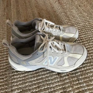 New balance 878  - New balance modellen 878, fint skick, liten slitning vid hälen som syns på bild. Säljer då dom tyvärr är för stora för mig 