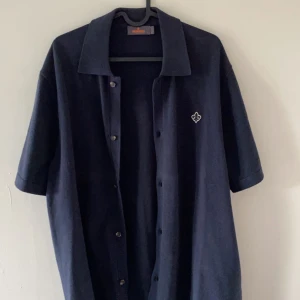 Morris kortärmad skjorta - Kortärmad skjorta från Morris som är oanvänd. Storlek L och nypris ligger runt 1400. Går att diskutera priset 