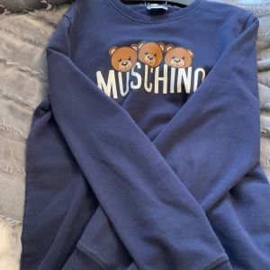 Moschino tröja  - Äkta Moschino tröja. JÄTTE FIN tröja ifrån Moschinos barn avdelning. Skulle säga att den passar Xxs och Xs. 