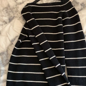 Randig tröja stickad  - Denna randiga tröjan ifrån marine.  Med slits nere vid armarna, med lite röda ränder innanför som man inte märker om man inte viker upp den. Passar s-xs