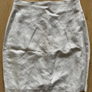 Linnekjol  - Kjol i linneblandning Storlek 36 Så fin men tyvärr för liten för mig.