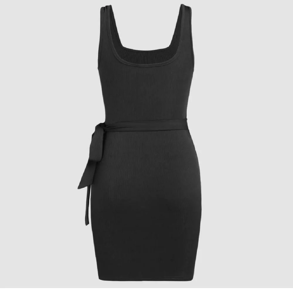 Säljer denna svarta klänningen från cider. Helt ny med lappen kvar, endast testad, men den var tyvärr för kort för mig som är 1.80 lång. Storlek L, kan även passa M. Fritt fram att föreslå annat pris🧡. Klänningar.