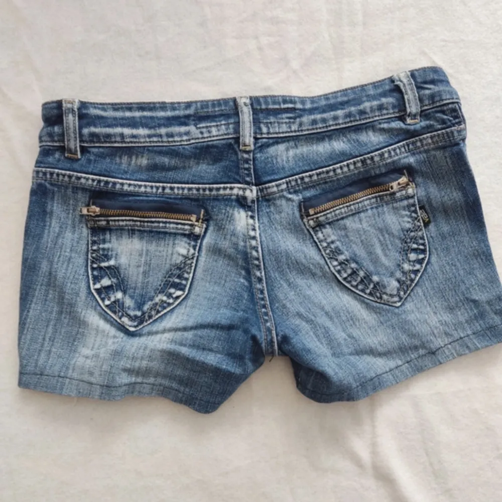 Super super fina jeansshorts!💕 aldrig använda för de var för små!💓 passar nog någon som brukar ha storlek XS! Perfekt nu till sommarn💖. Jeans & Byxor.