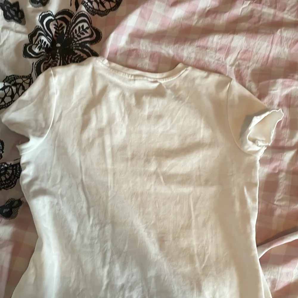 Hej jag säljer min vita Besti&Me T-shirt för den kommer inte till anvendning 💓💓 runt 30kr men priset kan diskuteras 💓💓💓tryck inte på köp nu utan kontakta mig 💓💓💓. T-shirts.